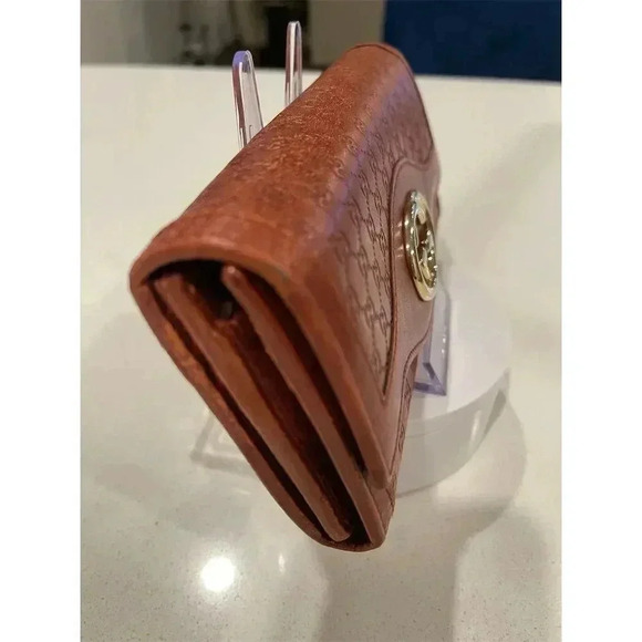 Gucci Women's Brown Leather Zip-Around Wallet with Logo Accents - Picture 10 of 10